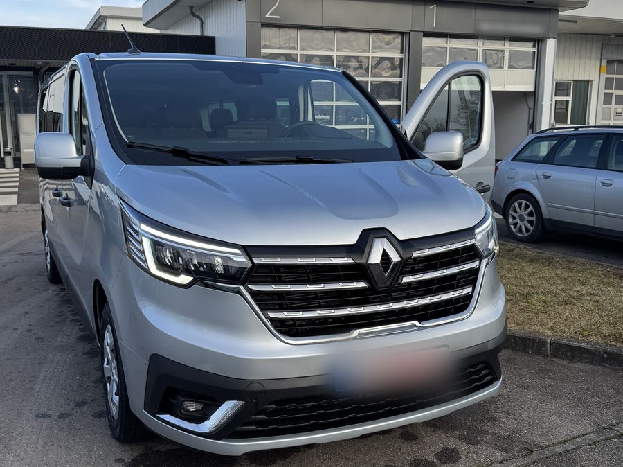 Kleinbus Renault Trafic von vorne